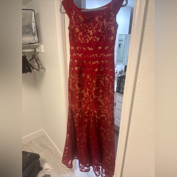 Red formal dress lace elegant size 4 - Picture 2 of 4
